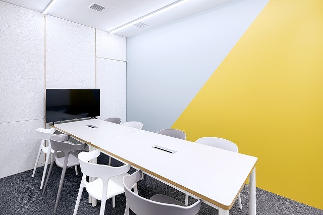 Common Area_Hourly Meeting Room. Free to use for up to 2 hours per week.