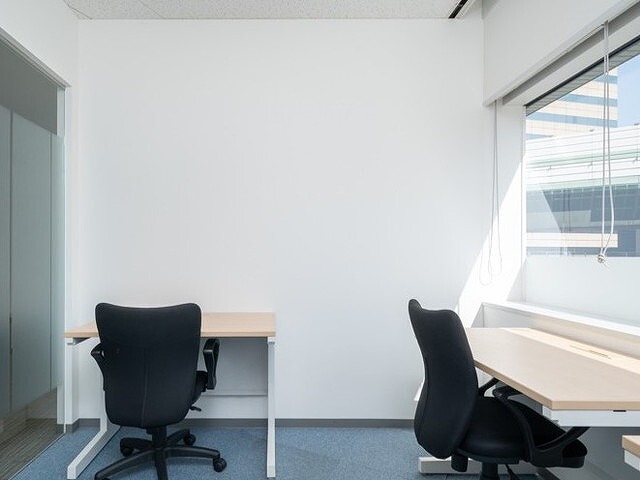 個室_ビル4階のオフィスでは、落ち着いた雰囲気で仕事が出来るよう環境が整えられています。
