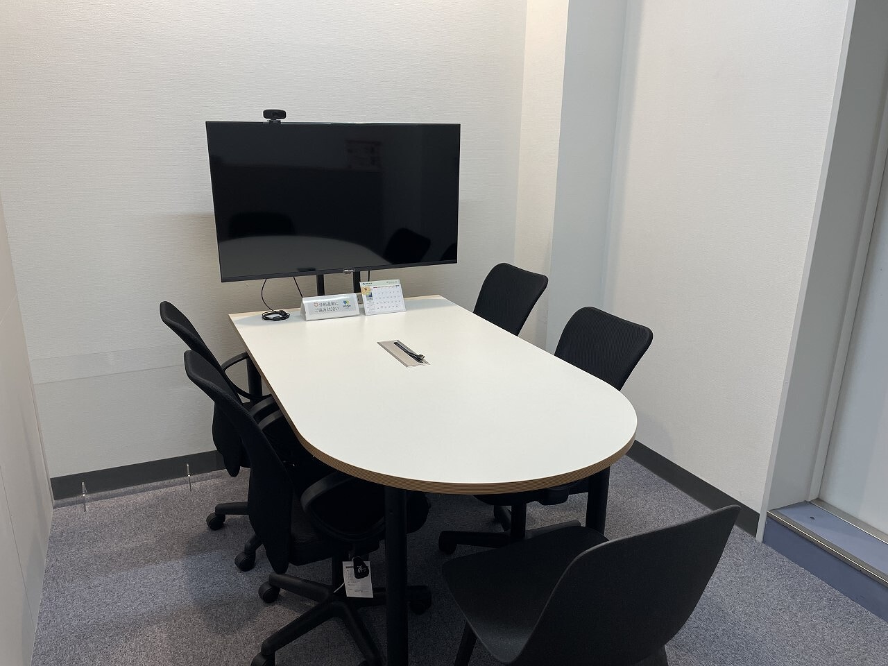 Common Area_Meeting Room. up to 2 hours per member per week free of charge.