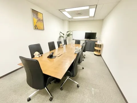 共用部_会議室。モニタが設置されたゆとりのある会議室でお客様との会議にもぴったりです。
