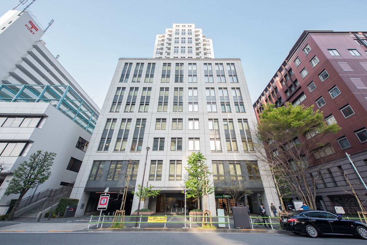 Exterior view of the building: fabbit Aoyama is located on the 8th floor of this building.