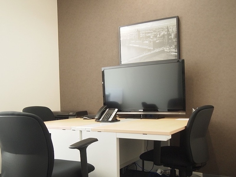 個室_オフィスのインターネット環境やオフィス家具は備え付けとなっています。