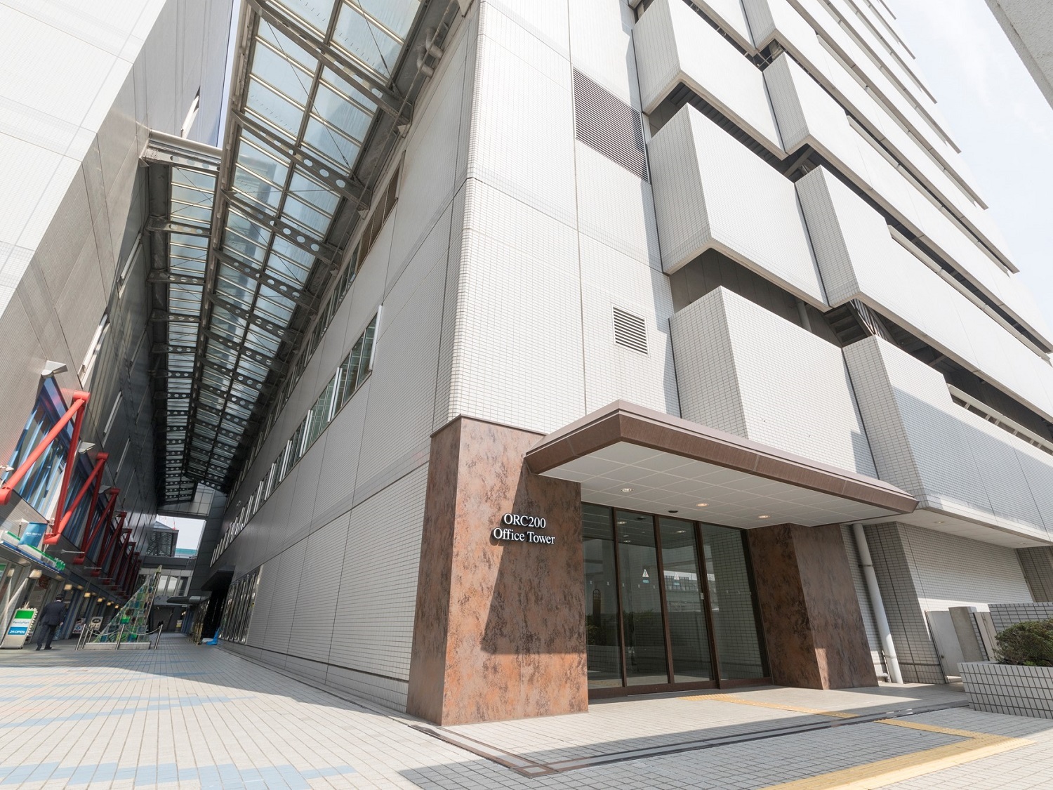 外観_オフィスは大阪ベイタワーの14Fに位置しています。©bizcomfort