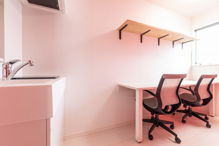 個室_ピンクの壁紙が印象的な個室です。