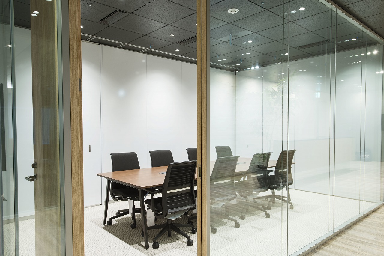A part of the wall in the meeting room is a whiteboard, so you can draw your ideas from the meeting.
