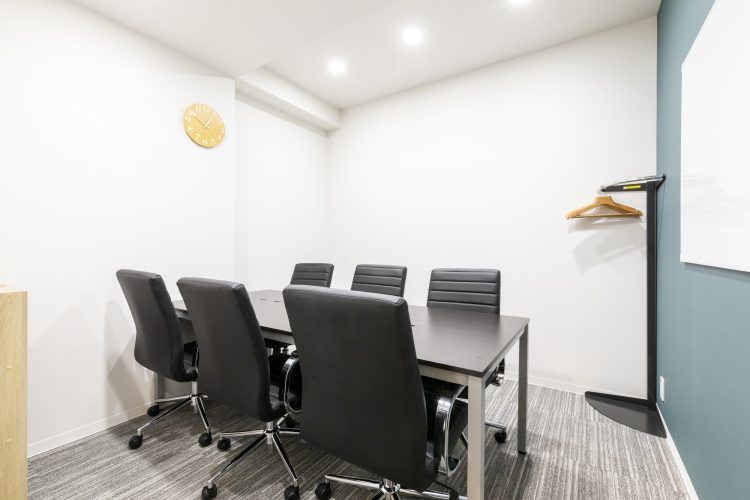 共用部_会議室には室内は大型モニター、Wi-Fi環境、ホワイトボードが備え付けです。
