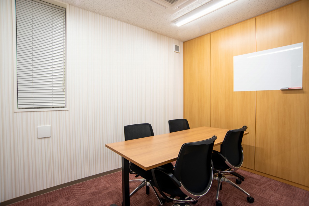 共用部_会議室B。4名様でのご利用が可能な会議室です。