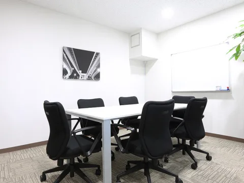 会議室_ホワイトボード備え付けで効率的に会議を進めることができます。©Regus