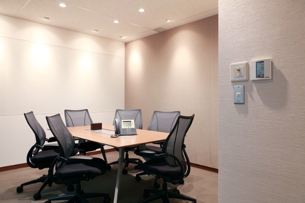 Meeting rooms are available for various numbers of people.