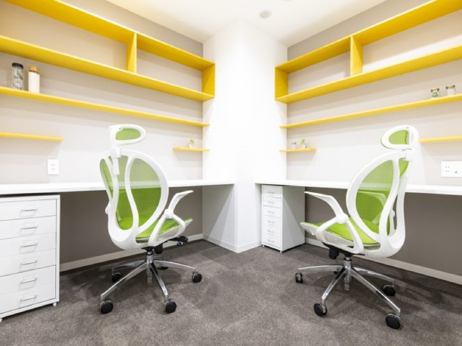個室_家具やネット回線が完備された機能性の高いオフィスです。©BIZcomfort
