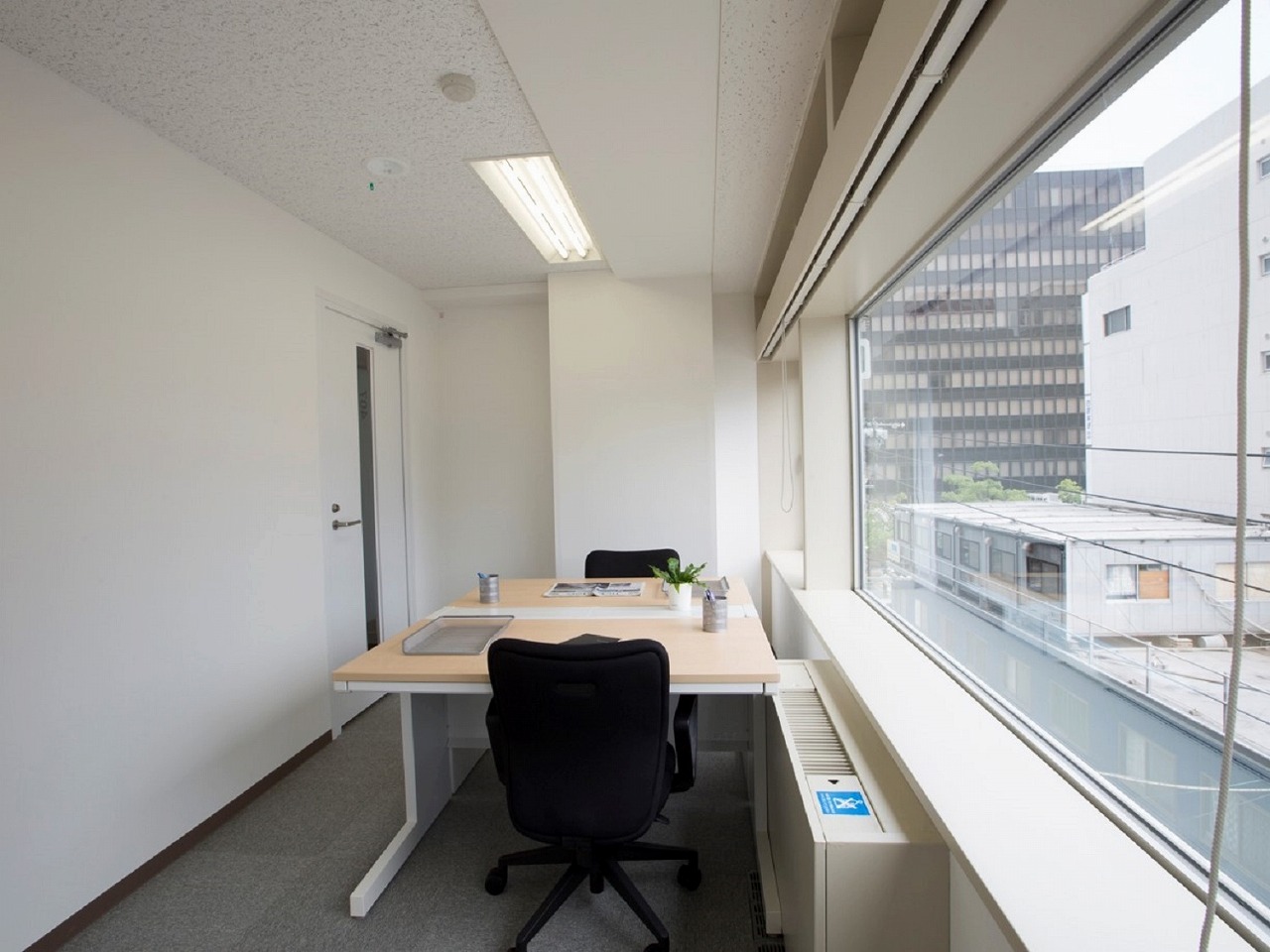 個室_お部屋はすべて個別空調が完備されており、快適なビジネス環境で作業に取り組むことが出来ます。