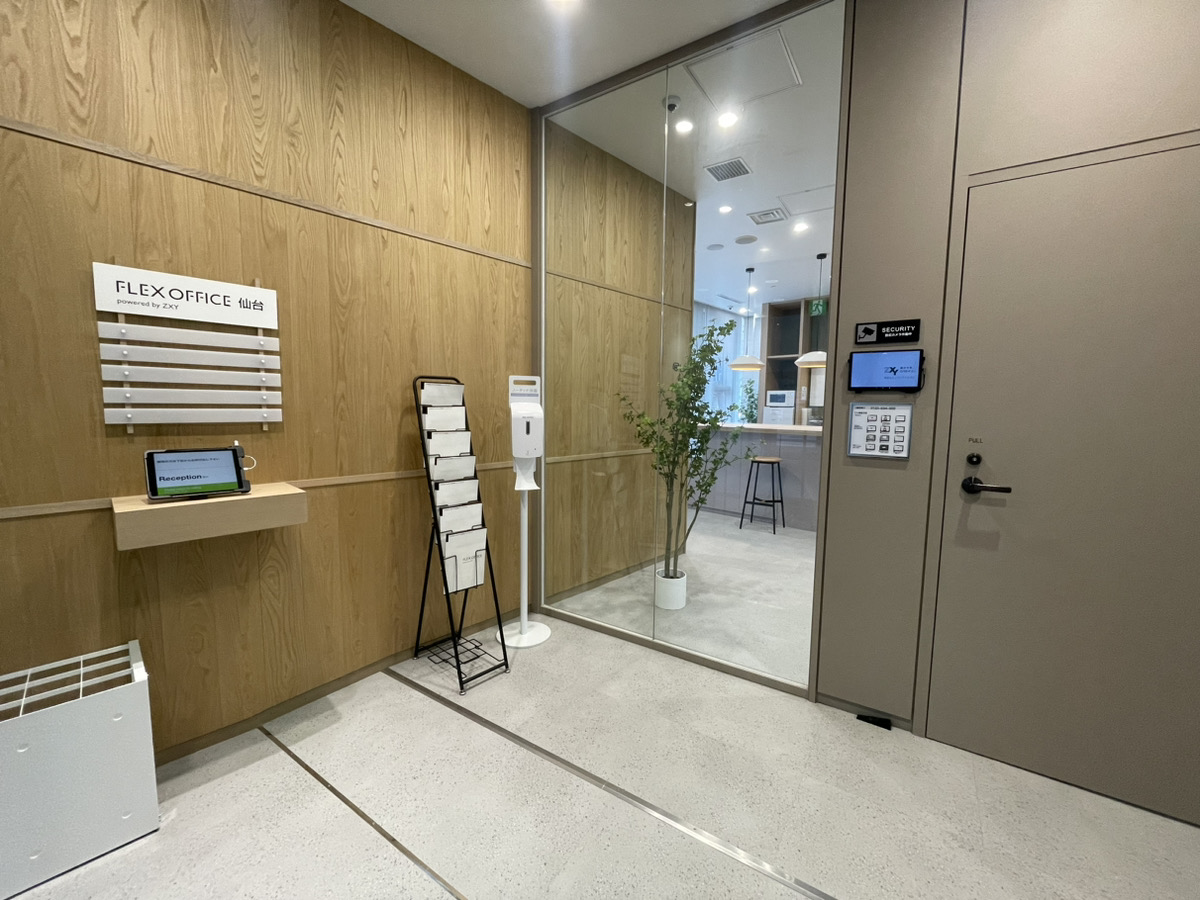 1階の受付スペース、二次元コードで出入り入退室可能です。