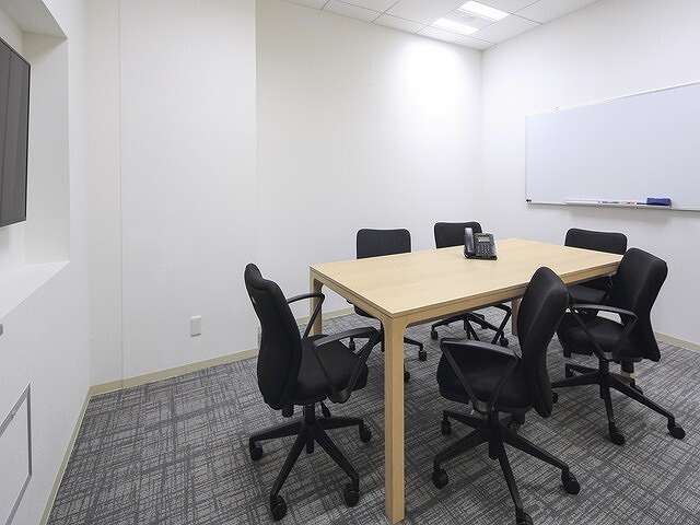 共用部_会議室。プライバシーを確保できる会議室もあり、用途で使い分けられます。