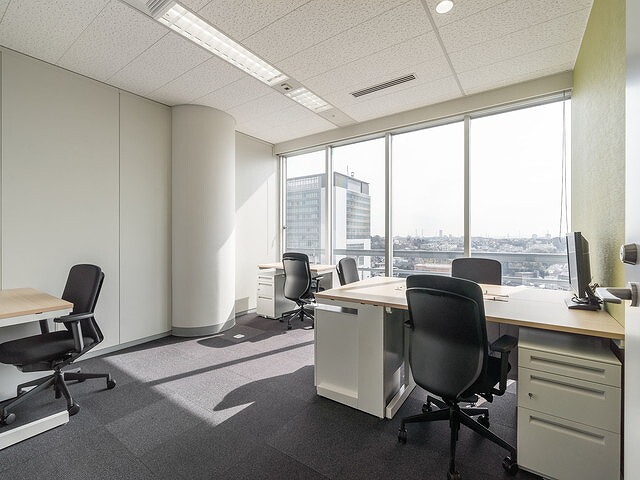 個室_採光も十分確保された開放的で明るいオフィスです。