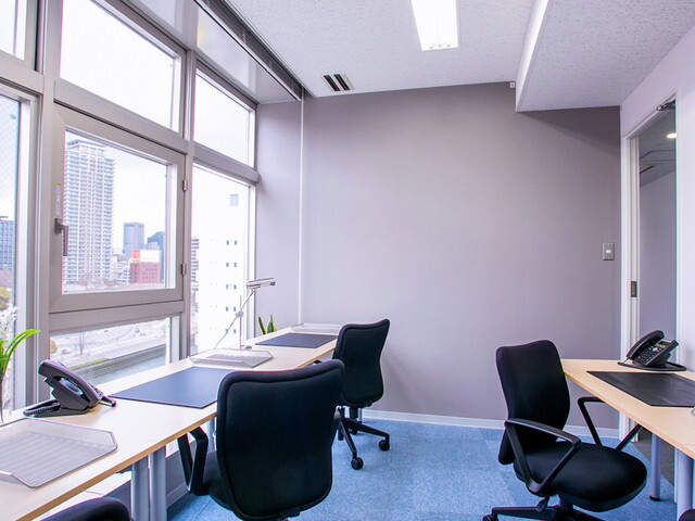 個室_スマートな個室デザインで、オフィスとして最適な空間となっています。