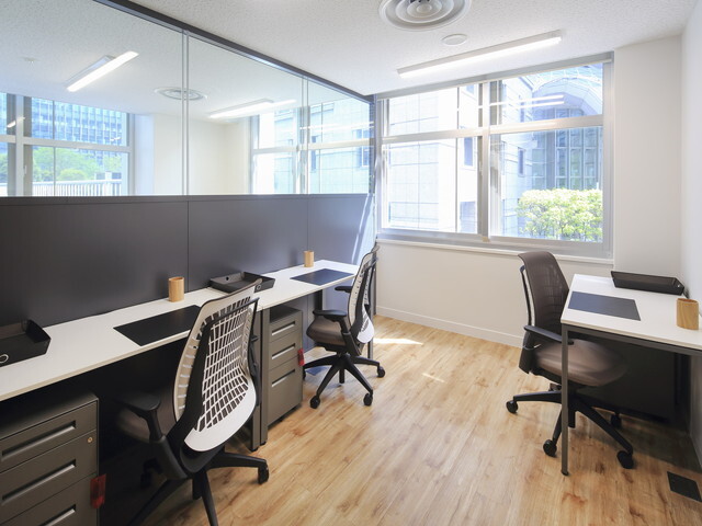 Private rooms are available in a variety of office types, allowing tenants to use a work space to suit their needs.