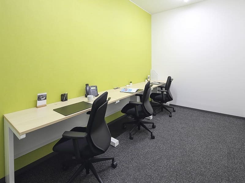 個室_オフィス家具は備え付けとなっており初期費用を低く抑えることが可能です。
