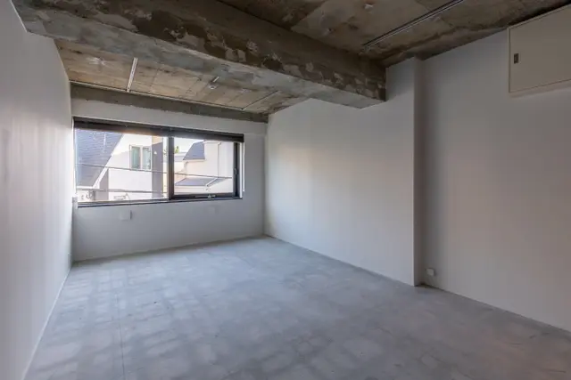 専有部_個室。窓ありで採光を確保でき、明るく開放的な空間です。