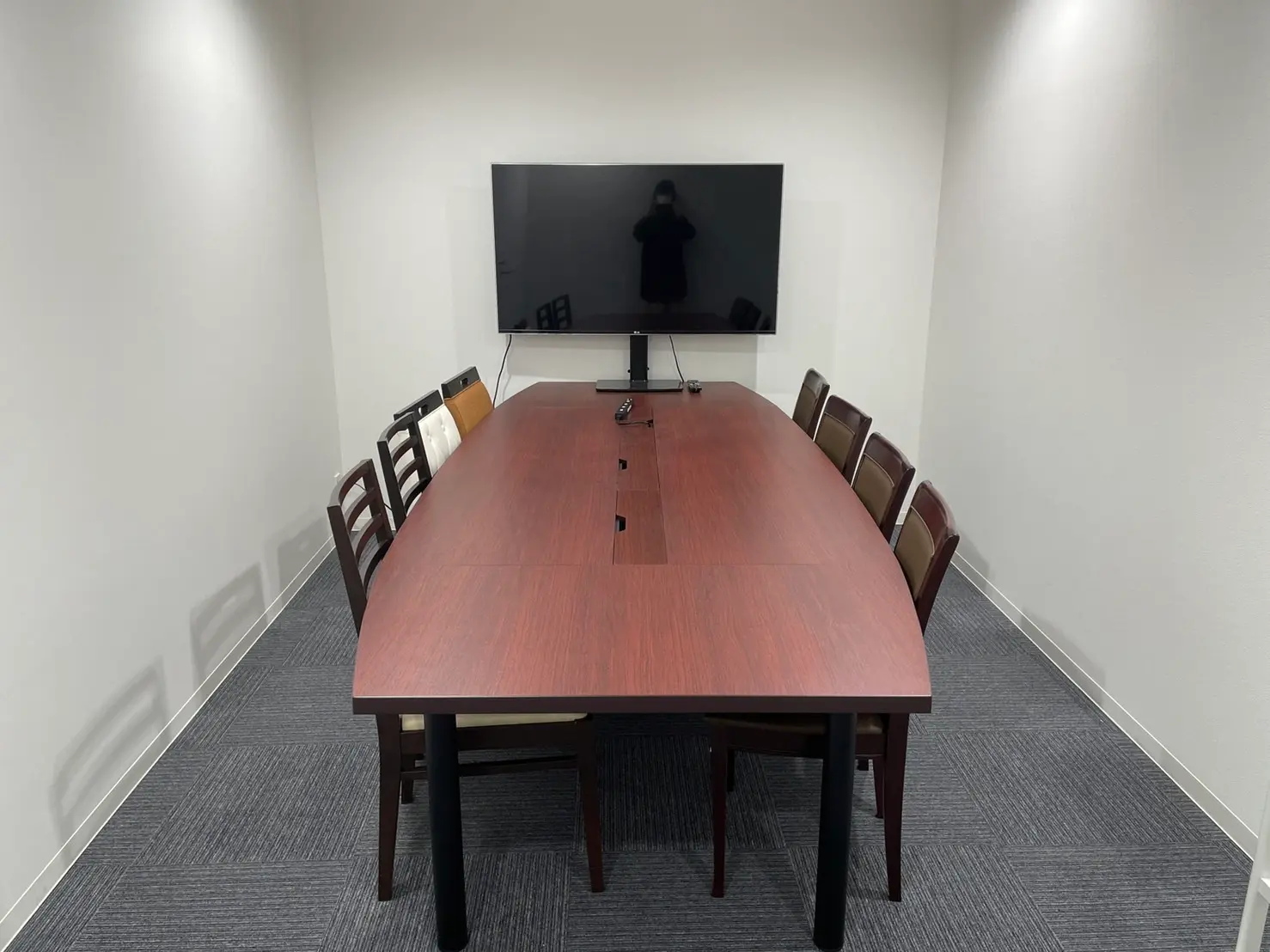 ミーティングルーム_様々なビジネスシーンでご利用いただける会議室がご用意されています