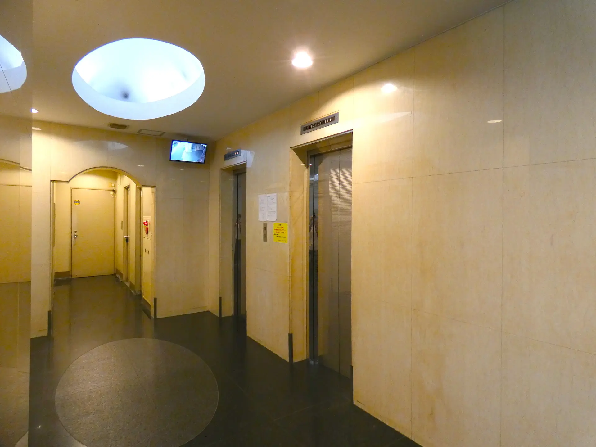 エントランス_シンプルで落ち着いた雰囲気のあるエントランスです