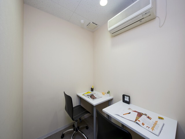 Private room_Simple office with white color scheme allows you to concentrate on your work.