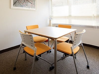 共用部_会議室。商談や軽いミーティングなどにご利用可能な会議室です。