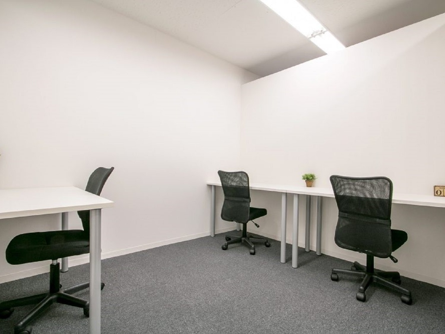 個室_オフィス家具・インターネット環境が備え付けられており、入居時の費用を抑えつつ自身のオフィスを持つことが出来ます。©bizcircle