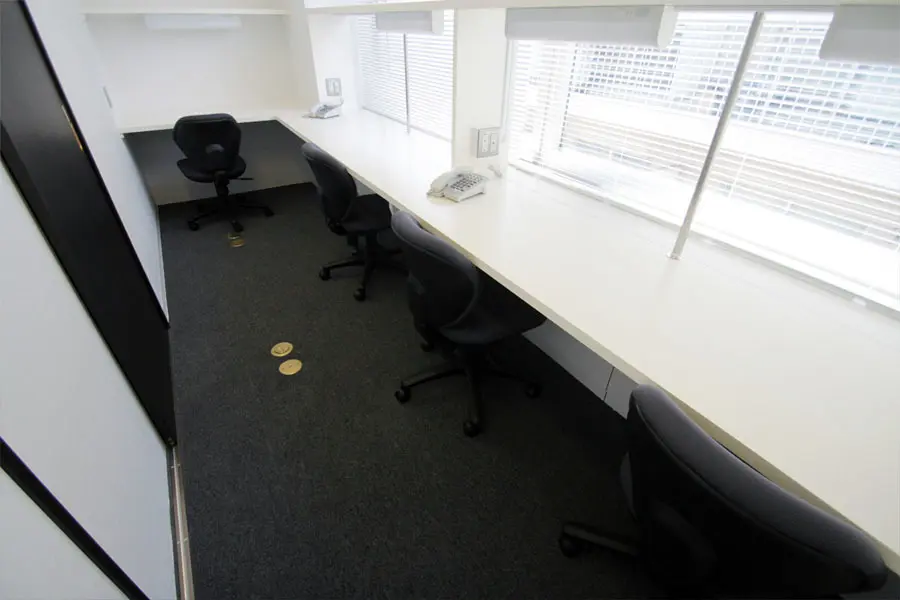 ブース_少人数に対応できる個室の多いオフィスです