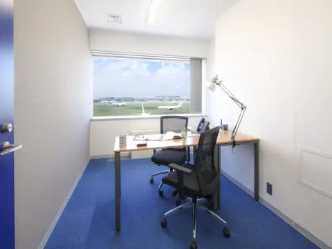 個室_大きな窓からは空港の景色が見え、リフレッシュしながら仕事をすることができます。
