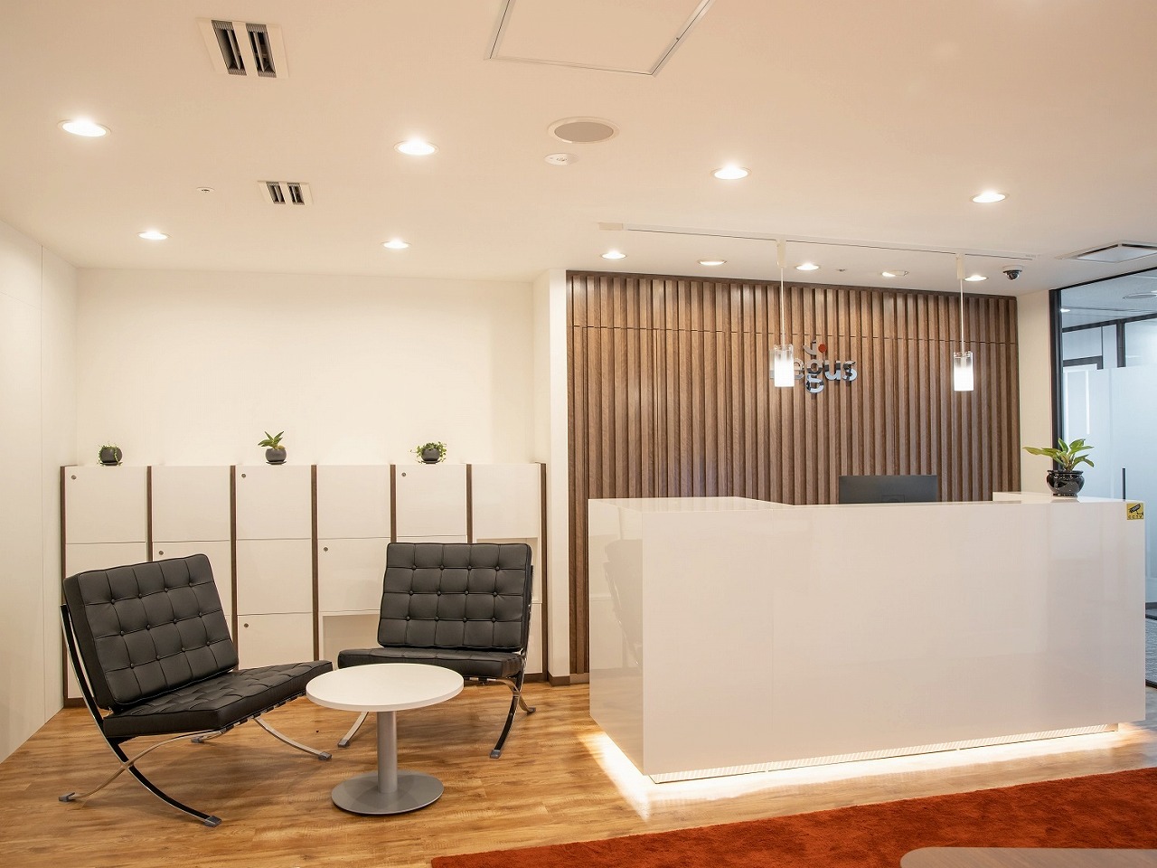 受付。スタッフによる各種支援サービスが充実しており、スムーズな事業の進行をサポートします。