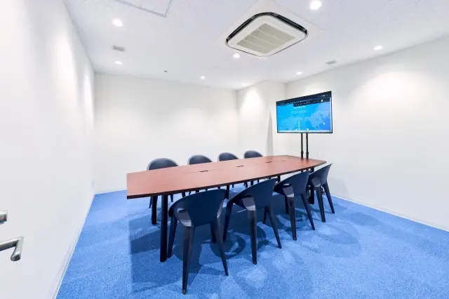 共用部_会議室。Web会議のためのモニターも利用できます。