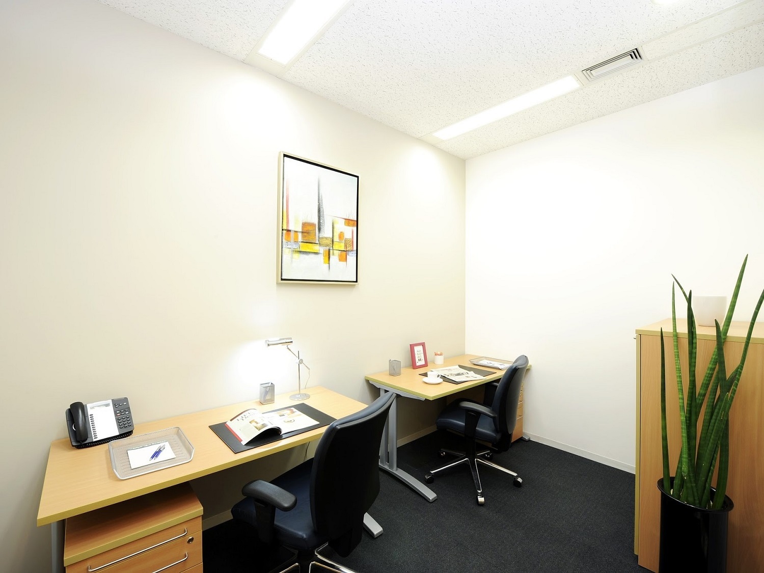 個室_オフィスは什器類が備え付けとなっており、入居後すぐにビジネスに取り組めます。