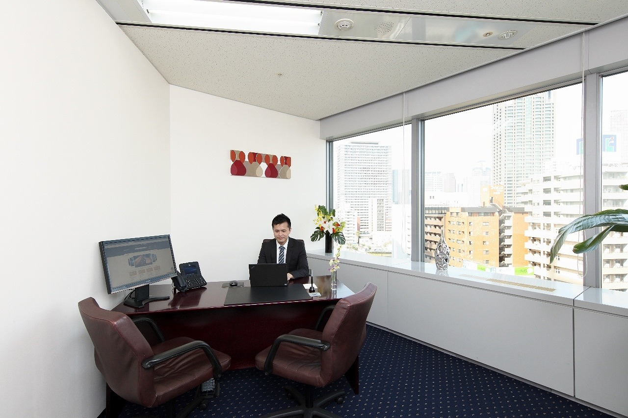 プライベートオフィス_それぞれの個室に空調を完備。完全なプラベートオフィスとしてご利用可能です。