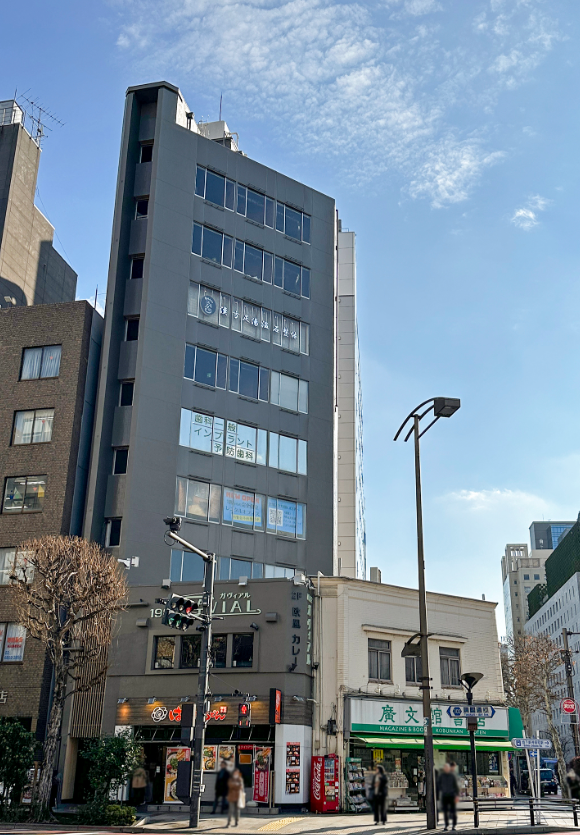 外観_神保町駅徒歩1分、駅出口真上の好立地