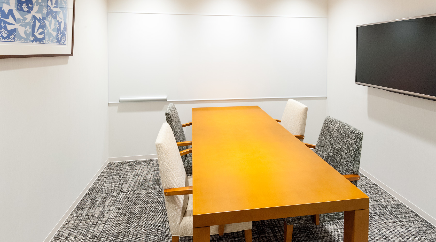 Conference Room_Meeting room for 4 people with monitors, soundproofed (reservation required)
