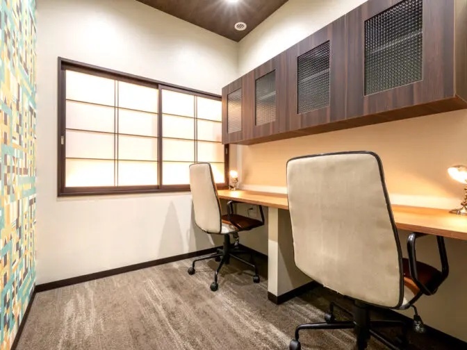専有部_オフィスブース。個室オフィスの契約者は登記、ポストが無料で利用できます。©BIZcomfort
