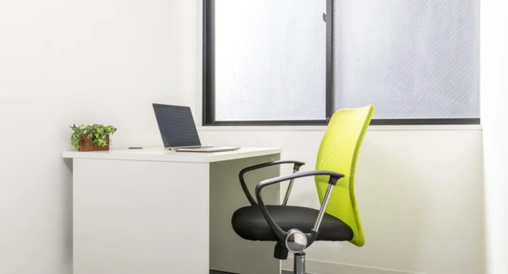 専有部_1名用個室。机と椅子・LAN環境・電話回線配管が設置されています。©bizcircle