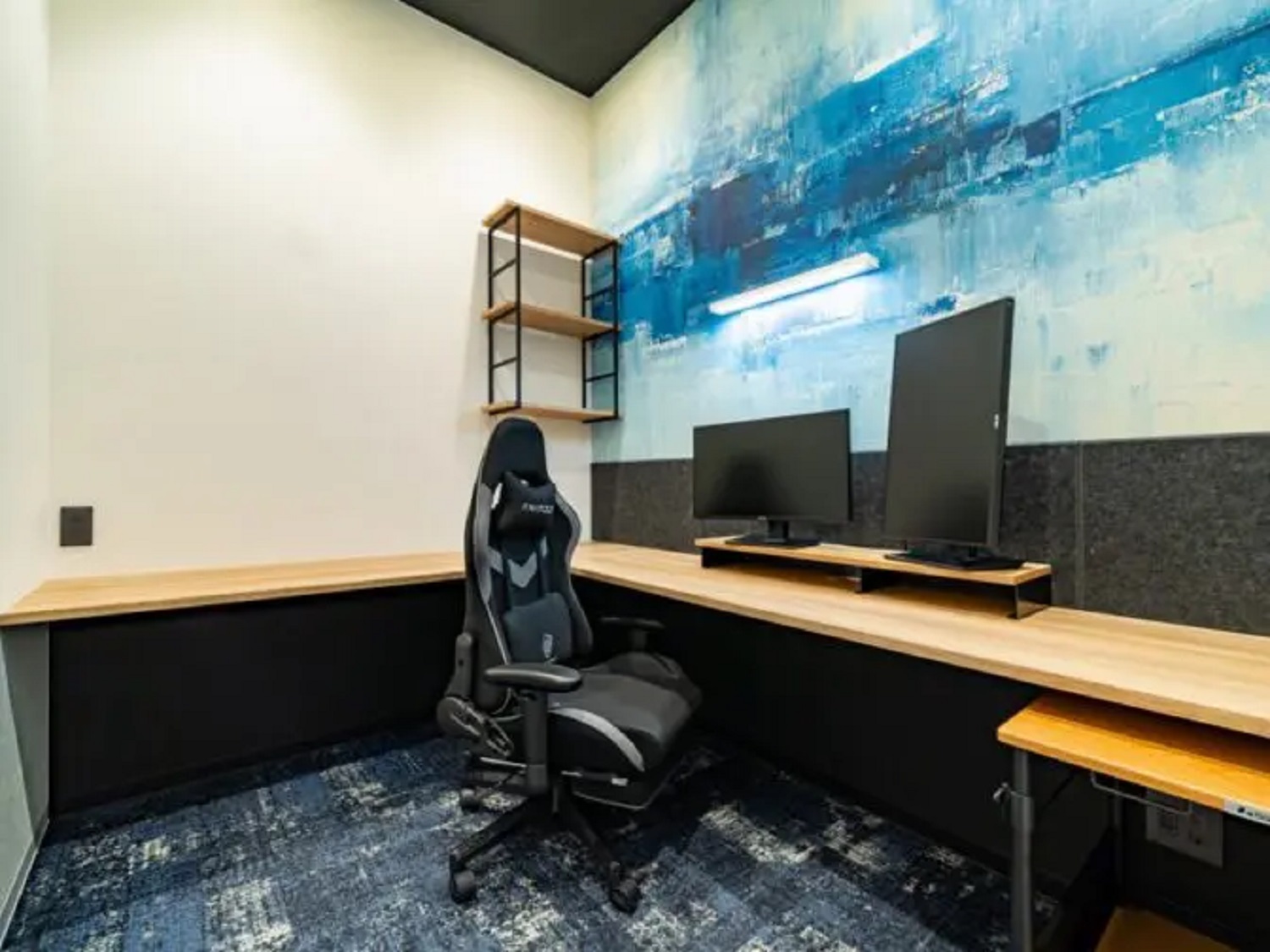 個室_ゲーミングオフィス。防音性が高く、ゲーミングチェア・充実収納を完備している部屋です。©BIZcomfort