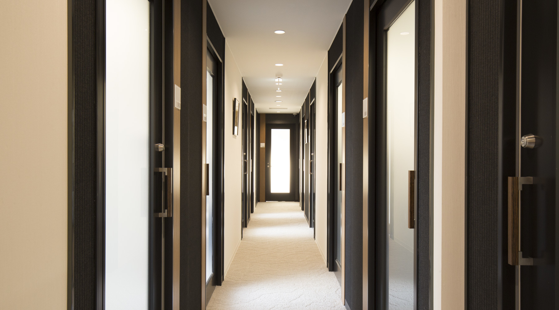 廊下_各個室のドアは磨りガラスを利用しており、プライバシーに配慮した設計になっています