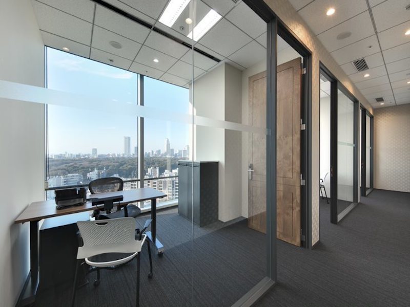 専用デスク_ガラス張りのオフィスは開放的な作りとなっています。※イメージ画像