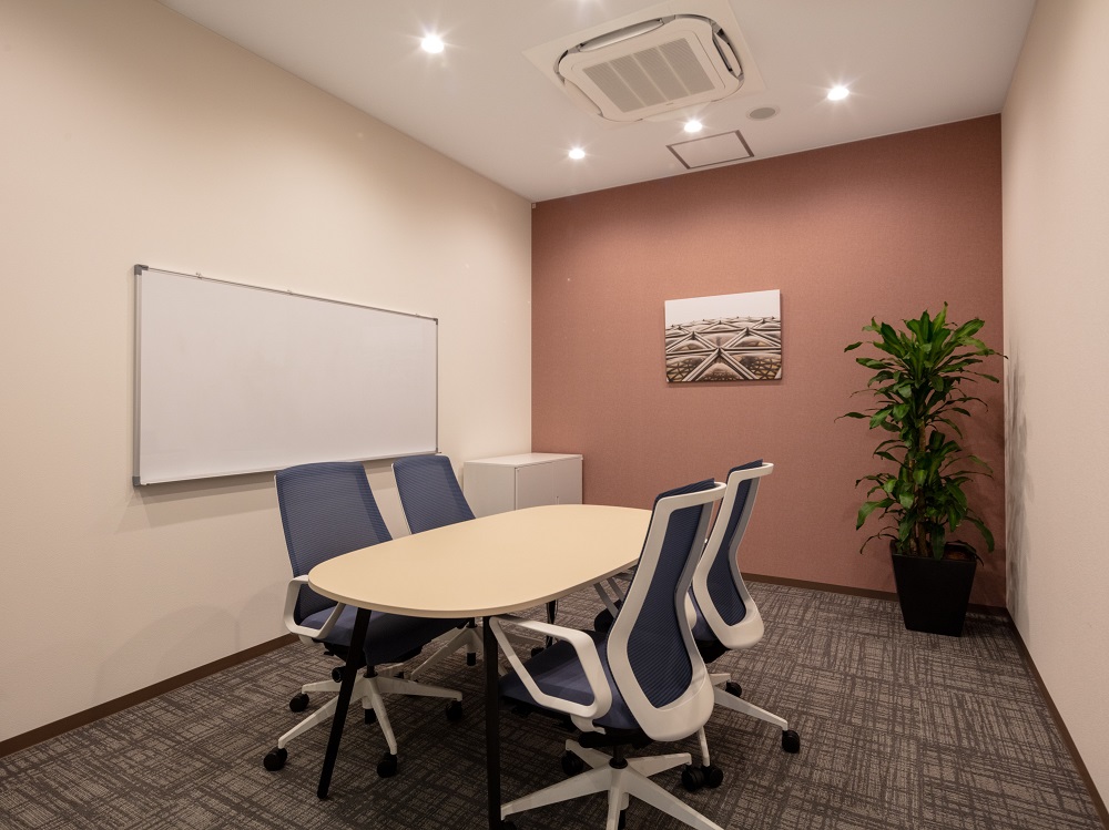 共用部_会議室。完全個室、個別空調の会議室は会合や来客対応などに幅広くご利用いただけます。