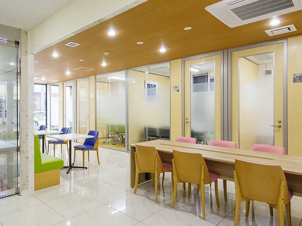 共用部_オフィスには休憩などで使えるフリースペースが用意されています。