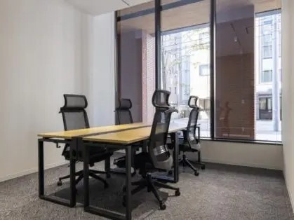 専有部_オフィスブース。大きくスペースが取れ、明るい空間になっています。©BIZcomfort