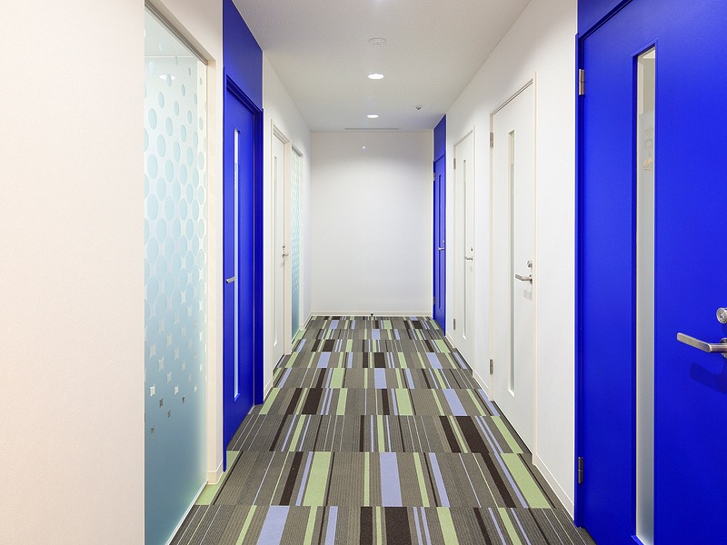 共用部_廊下。オフィスは白と青を基調としたシンプルなデザインが魅力となっています。