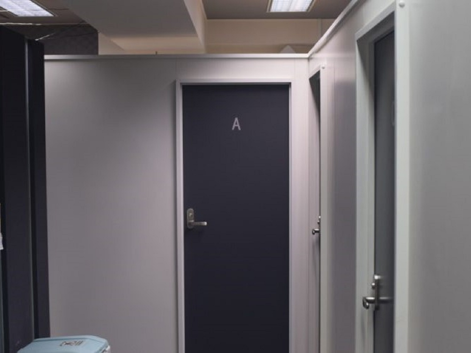 共用部_廊下。明るくシンプルなデザインのオフィス空間です。©BIZcircle