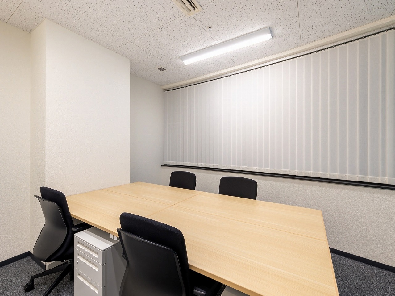 個室_オフィス。シンプルなデザインが施され、集中しやすい空間です。