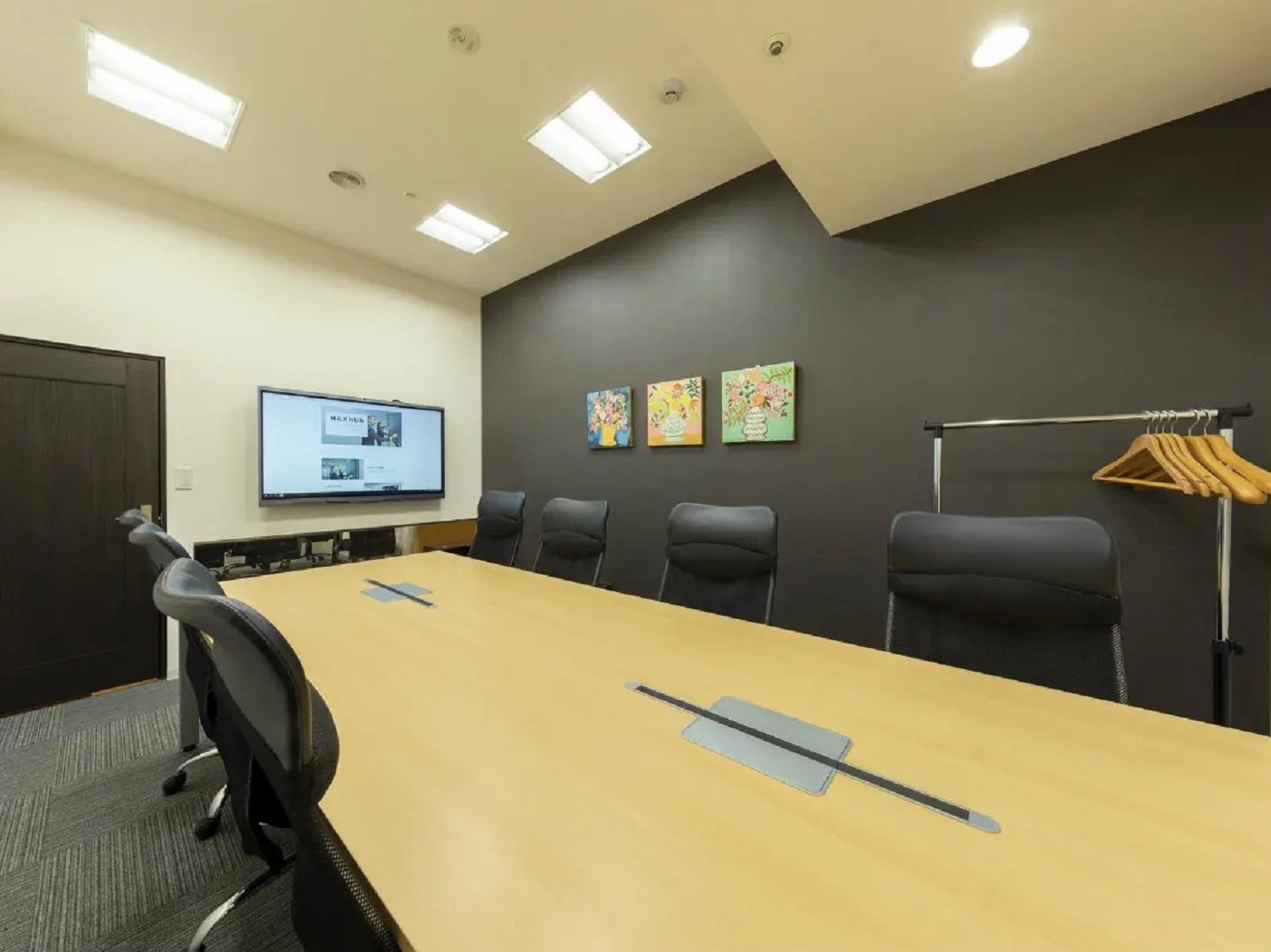 共用部_会議室。6名・8名用の少人数会議室がございます。©BIZcomfort