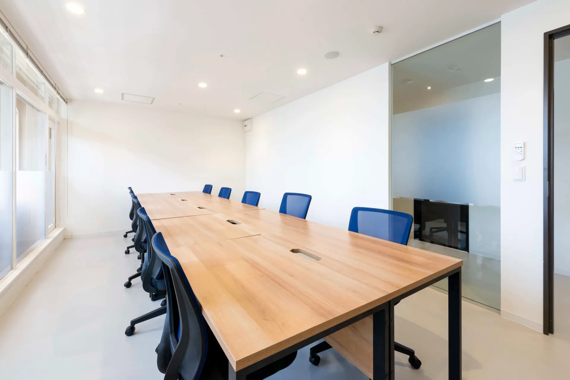 専有部_個室(プライベートオフィス)。4名から利用できるデスク・チェアつきの完全個室です。