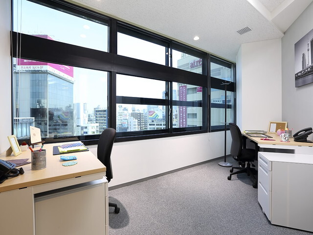 個室_一面窓仕様の個室もあり、開放的な空間で作業が可能です。