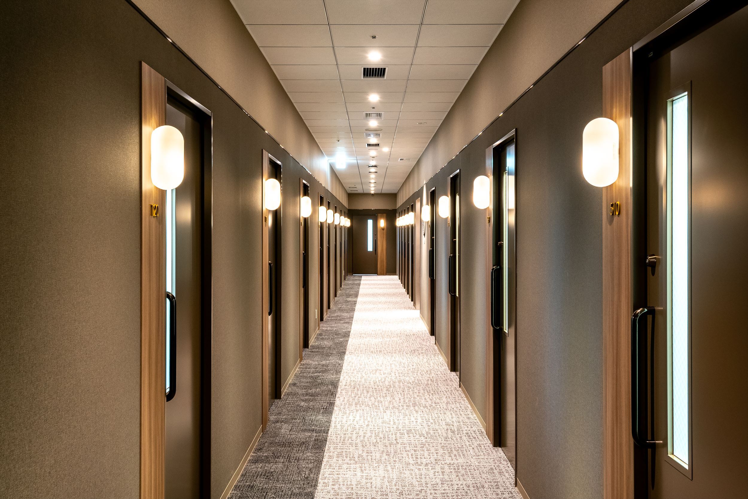 共用部（廊下）＿長い廊下を照らすライトが廊下を美しく演出しています。